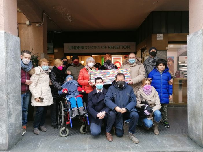 Posata la prima "rampa di lego" in un negozio di Sesto Calende