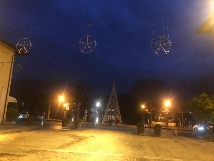 Sesto Calende questa sera si "spegne" per ricordare i negozianti della città uccisi dal Covid