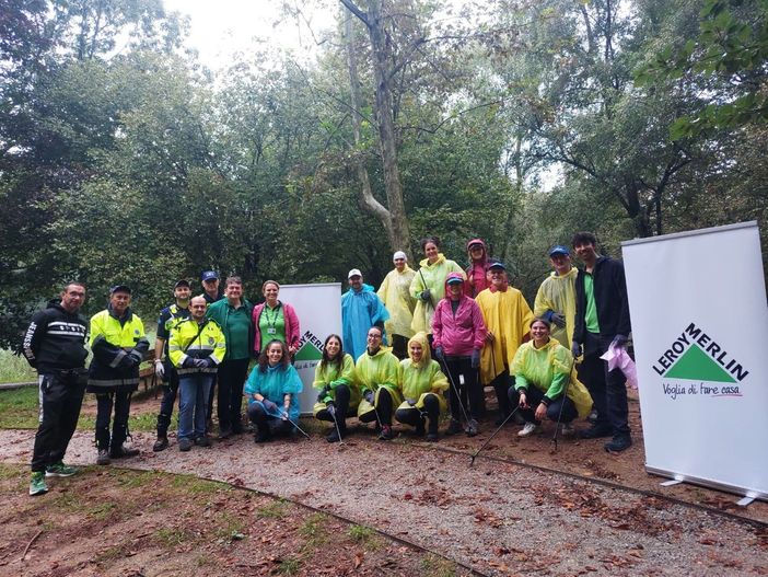 Il Leroy Merlin di Solbiate Arno chiama a raccolta i cittadini e ripulisce dai rifiuti il parco La Fornace di Albizzate