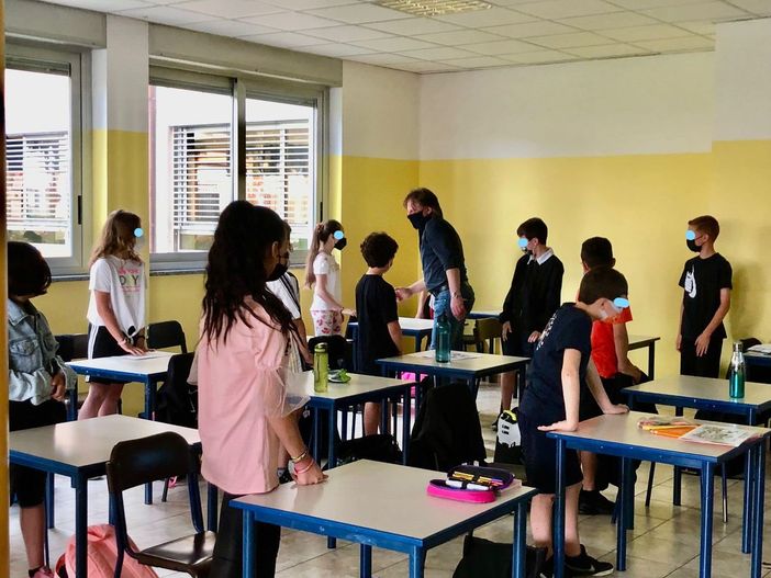 Il sindaco Battiston stringe la mano agli alunni di quinta della scuola primaria Manzoni di Solbiate Arno