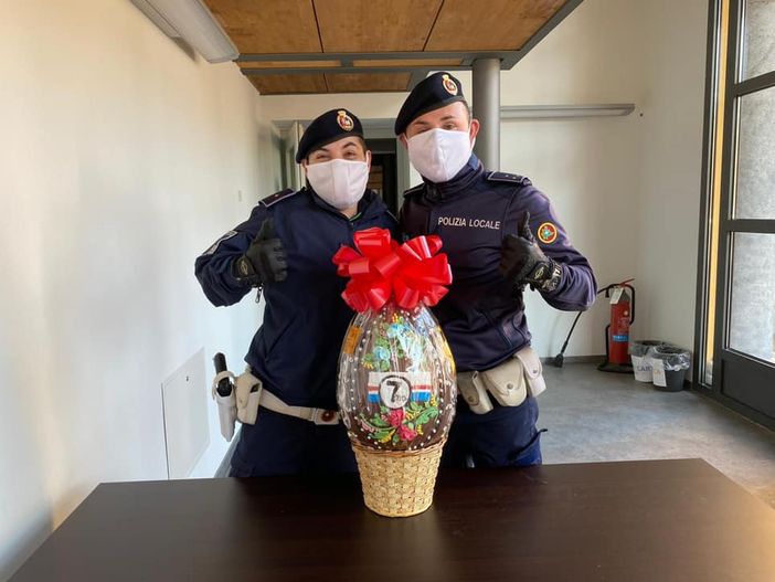 Un uovo di Pasqua da due chili per gli agenti della polizia locale di Taino