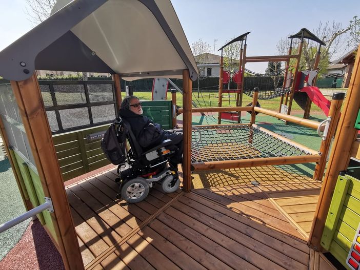 Tonino Urgesi nella nuova area gioco "inclusiva" del parco Pratone di Venegono Superiore: la sua riflessione parte (anche) da qui Tonino Urgesi nella nuova area gioco "inclusiva" del parco Pratone di Venegono Superiore: la sua riflessione parte (anche) da qui