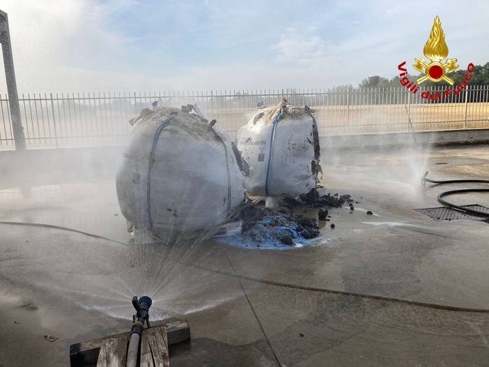 VIDEO E FOTO. Continua la lotta dei vigili del fuoco contro l'incendio divampato in un'azienda di Uboldo VIDEO E FOTO. Continua la lotta dei vigili del fuoco contro l'incendio divampato in un'azienda di Uboldo