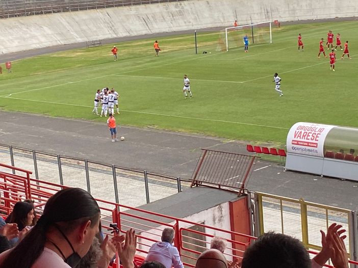 Il Varese chiude la stagione con una sconfitta, ma ai tifosi non interessa: applausi per i biancorossi