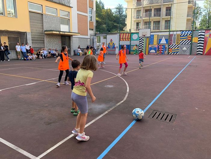 Il cortile dell'oratorio di via San Francesco a Varese animato da bambini che giocano