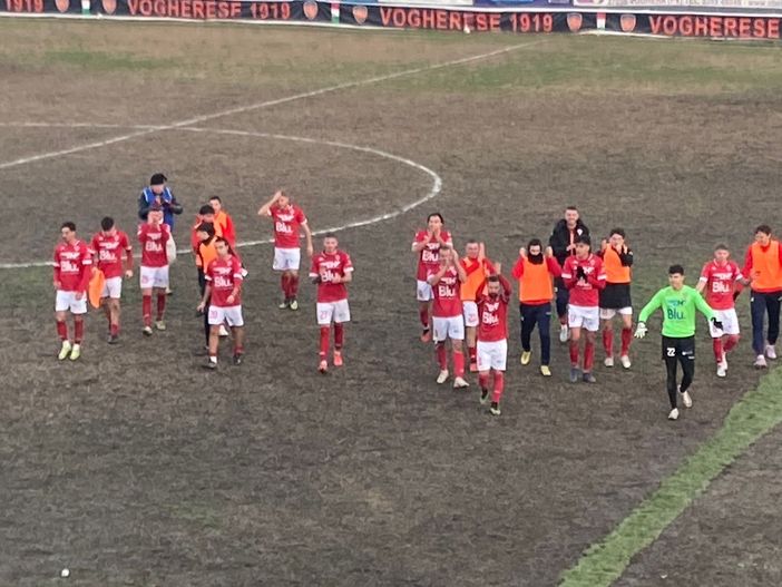 L'applauso della squadra al pubblico del Varese presente a Voghera L'applauso della squadra al pubblico del Varese presente a Voghera