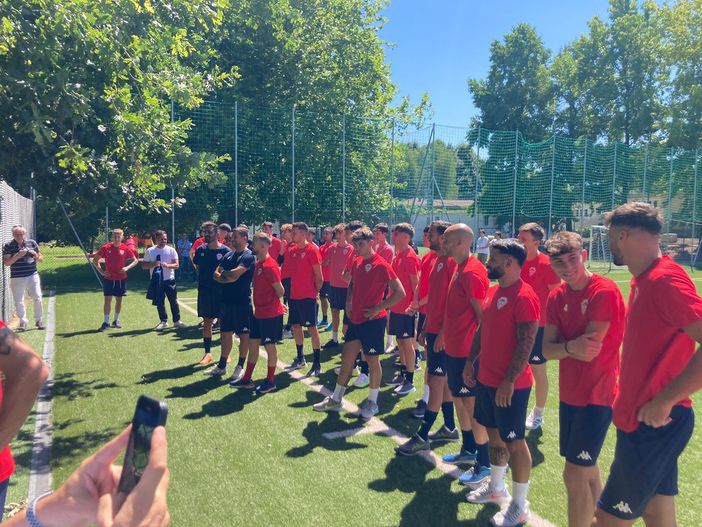 I giocatori del Varese spronati dai tifosi alle Bustecche il giorno del raduno I giocatori del Varese spronati dai tifosi alle Bustecche il giorno del raduno