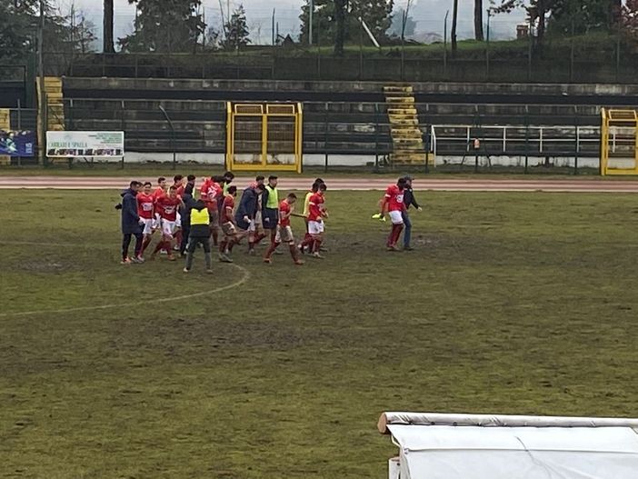 La gioia del Varese per il gol e la vittoria più importanti. Sotto, il presidente Stefano Amirante e Antonio Rosati sulla pista prima del via di Derthona-Varese La gioia del Varese per il gol e la vittoria più importanti. Sotto, il presidente Stefano Amirante e Antonio Rosati sulla pista prima del via di Derthona-Varese