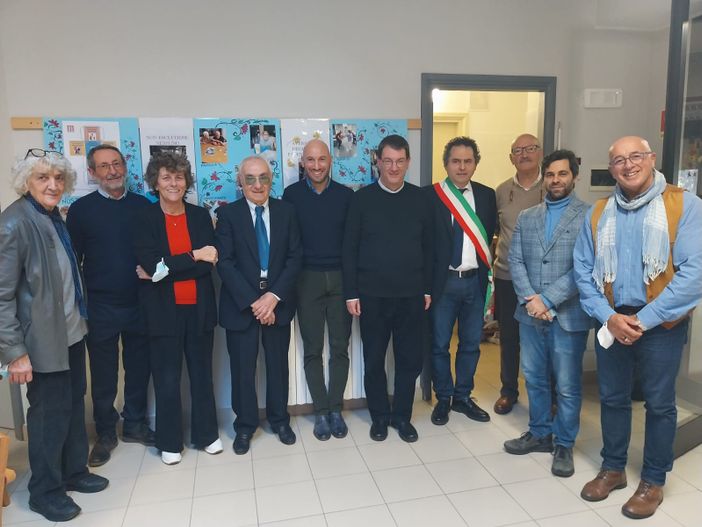 Il dado per la pace di alunni e anziani: la giornata di Carlos Palma a Vedano Olona