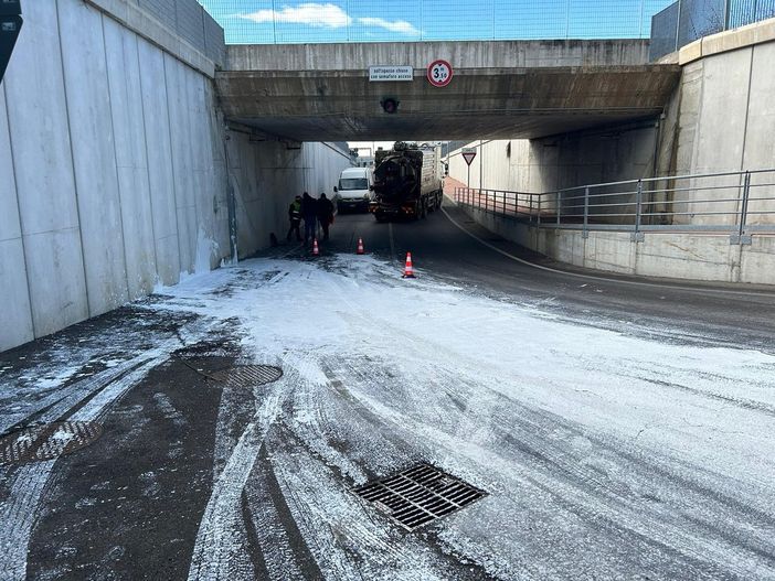 Lo sversamento di vernice nel sottopasso di Venegono Superiore (foto dalla pagina Facebook del sindaco) Lo sversamento di vernice nel sottopasso di Venegono Superiore (foto dalla pagina Facebook del sindaco)