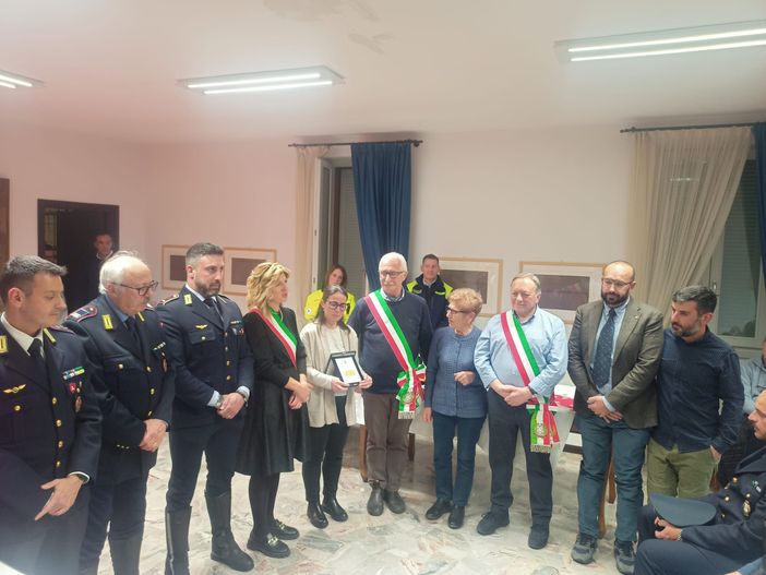 La cerimonia di premiazione che si è svolta a Viggiù (foto dalla pagina Facebook del Comune) La cerimonia di premiazione che si è svolta a Viggiù (foto dalla pagina Facebook del Comune)