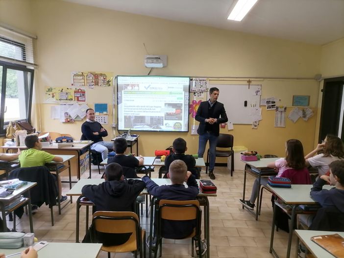 VareseNoi alla scuola primaria di Mombello: il lavoro dei giornalisti sale in cattedra