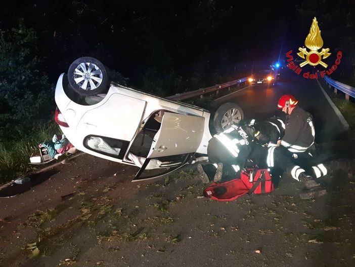 Un diciannovenne si ribalta con l'auto nella notte a Leggiuno Un diciannovenne si ribalta con l'auto nella notte a Leggiuno