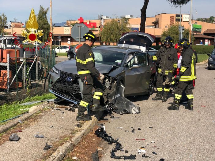 Violento schianto tra due auto nel Comasco: due automobilisti portati in ospedale Violento schianto tra due auto nel Comasco: due automobilisti portati in ospedale