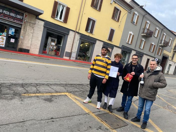 I commercianti di viale Aguggiari festeggiano con il tappeto rosso tornato al suo posto I commercianti di viale Aguggiari festeggiano con il tappeto rosso tornato al suo posto
