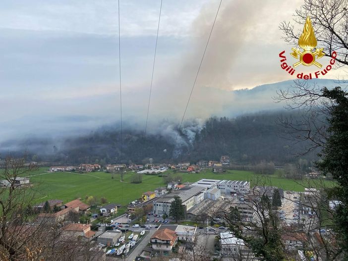 Montegrino, fronte dell'incendio allargato a 500 metri. Chiudono le strade, lunghe code sulla SS 394 Montegrino, fronte dell'incendio allargato a 500 metri. Chiudono le strade, lunghe code sulla SS 394