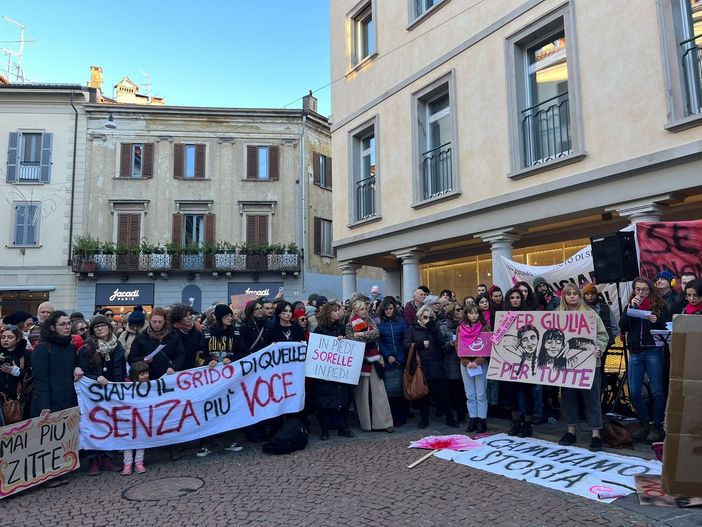FOTO - "Per Giulia, per tutte": centinaia in piazza a Varese