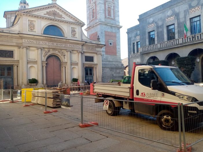 Piazza San Vittore si trasforma in Betlemme. Lavori di allestimento per il presepe vivente Piazza San Vittore si trasforma in Betlemme. Lavori di allestimento per il presepe vivente