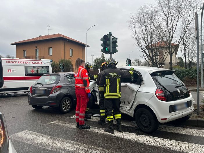 FOTO - Scontro tra due auto, paura in via Magenta a Busto FOTO - Scontro tra due auto, paura in via Magenta a Busto