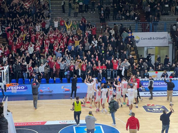 I tifosi arrivati da Varese al PalaRadi I tifosi arrivati da Varese al PalaRadi