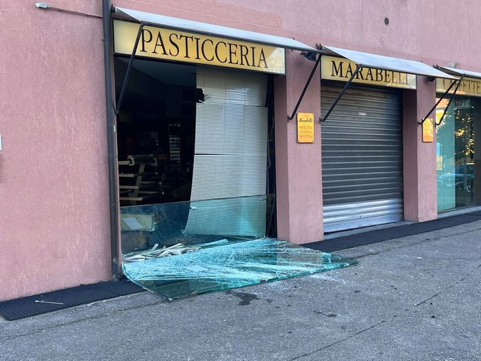 Paura a Casbeno: auto sfonda la vetrata della pasticceria Paura a Casbeno: auto sfonda la vetrata della pasticceria