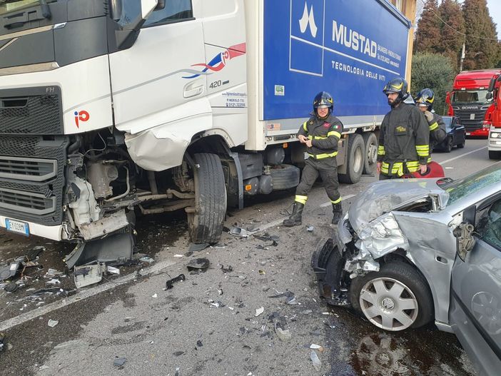 FOTO. Auto si scontra con un camion, soccorsi in azione a Travedona Monate