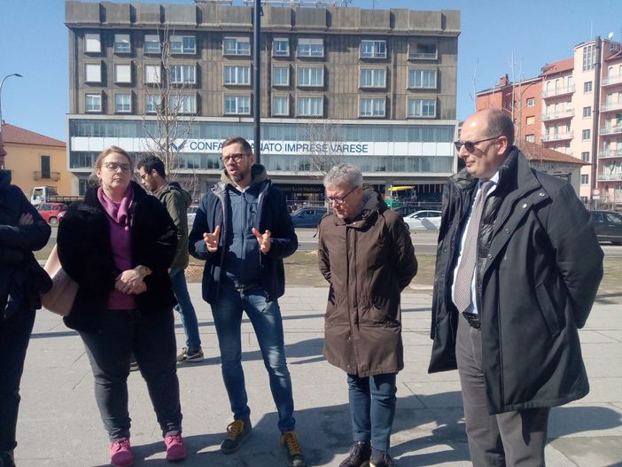 La delegazione dei negozianti scesa questa mattina in strada davanti alle stazioni