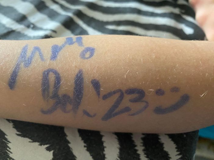 L'autografo di Marcello Borghi con il suo magico "23" e la faccina sorridente sul braccio di Viola, 9 anni