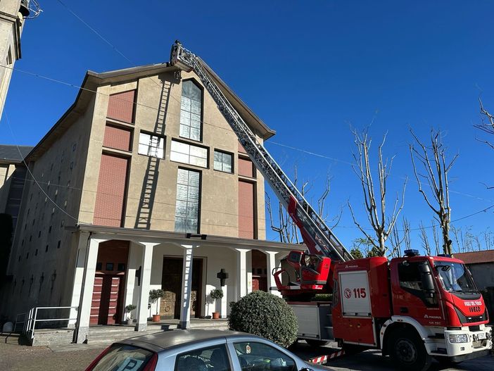 Pluviale pericolante per il vento forte. Intervento dei vigili del fuoco alla chiesa di Verghera