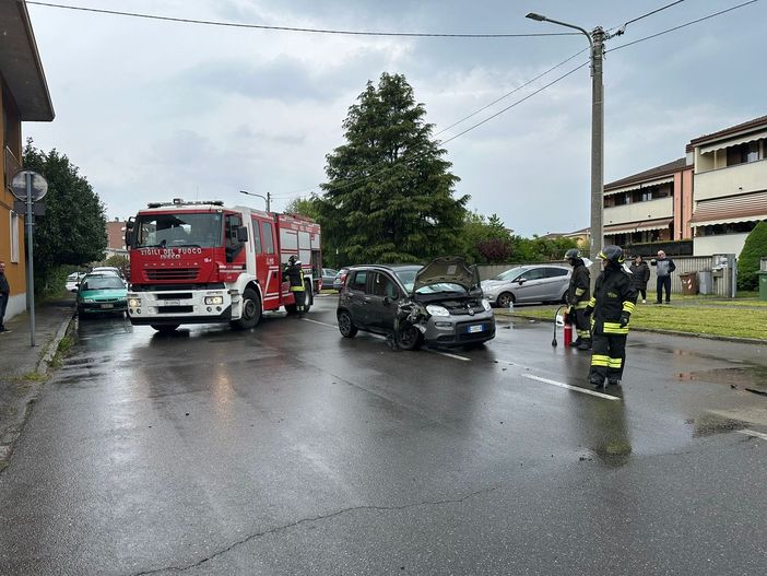 FOTO - Asfalto scivoloso, un'auto esce di strada a Busto Arsizio