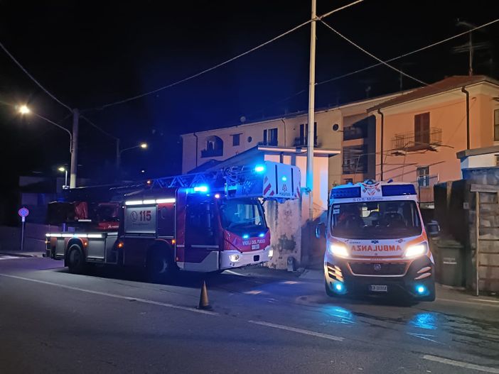 Incendio nella notte a Malnate, i vigili del fuoco salvano una donna Incendio nella notte a Malnate, i vigili del fuoco salvano una donna