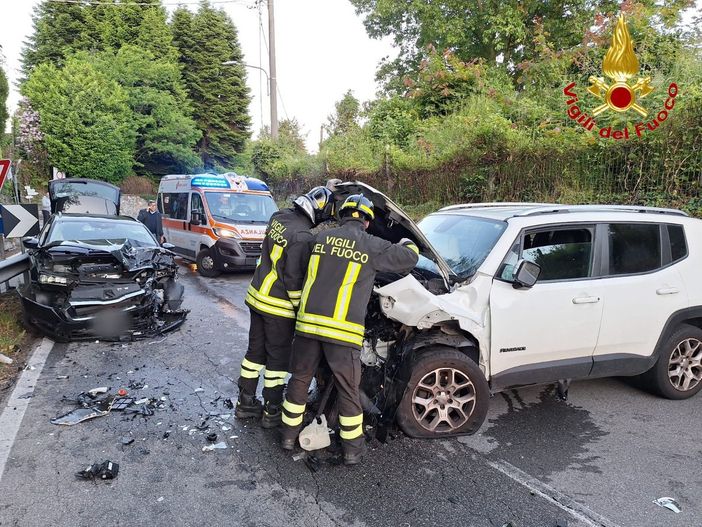 Frontale tra due auto a Travedona Monate: quattro persone soccorse, tra loro un bimbo di 2 anni
