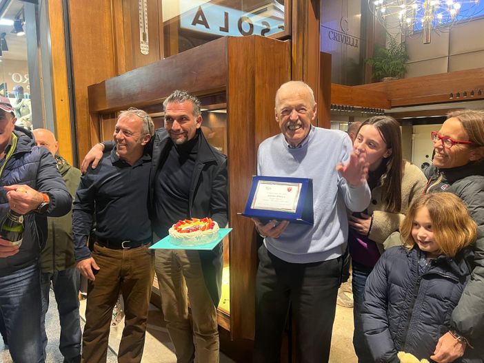 Aldo Ossola, fuori dal suo negozio, circondato dall'affetto de Il Basket Siamo Noi e dei suoi famigliari Aldo Ossola, fuori dal suo negozio, circondato dall'affetto de Il Basket Siamo Noi e dei suoi famigliari