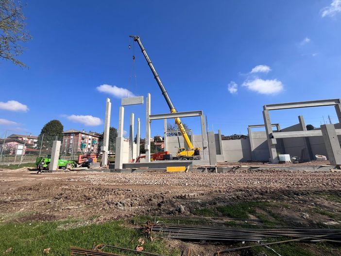In pochissimi giorni sta prendendo forma a San Fermo una palestra di arrampicata tra le più moderne d'Italia. In gallery Matteo Brera di Varese Climbing e i lavori per la creazione del nuovo polo sportivo con campi da padel, campetto di calcio a 5, parkour e bar-tavola calda In pochissimi giorni sta prendendo forma a San Fermo una palestra di arrampicata tra le più moderne d'Italia. In gallery Matteo Brera di Varese Climbing e i lavori per la creazione del nuovo polo sportivo con campi da padel, campetto di calcio a 5, parkour e bar-tavola calda