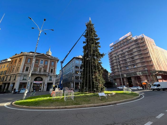 Il Comune di Varese rinvia l'accensione del Natale in città in segno di lutto per Maroni Il Comune di Varese rinvia l'accensione del Natale in città in segno di lutto per Maroni
