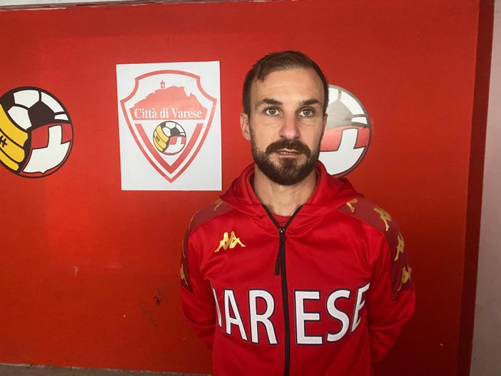 Capitan Vitofrancesco e, sotto, lo striscione della curva del Varese per i ragazzi foggiani che stanno lottando per la vita (foto Ezio Macchi) Capitan Vitofrancesco e, sotto, lo striscione della curva del Varese per i ragazzi foggiani che stanno lottando per la vita (foto Ezio Macchi)