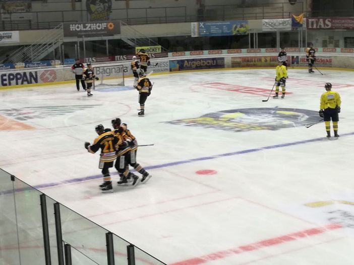 Il momento in cui Marco Franchini, che aveva segnato lo splendido gol dell'1-0 nel primo tempo, esce dal ghiaccio portato a braccia dai compagni: oggi si sottoporrà ad alcuni esami al Circolo