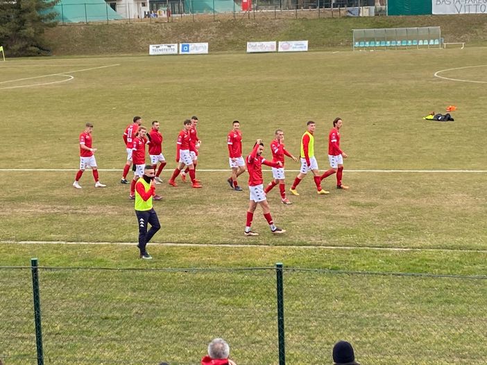 Varese applaudito dai tifosi biancorossi oggi all'uscita dal campo di Grumello del Monte Varese applaudito dai tifosi biancorossi oggi all'uscita dal campo di Grumello del Monte