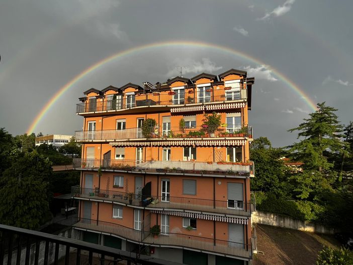 L'arcobaleno spuntato stasera in zona via Crispi a Varese