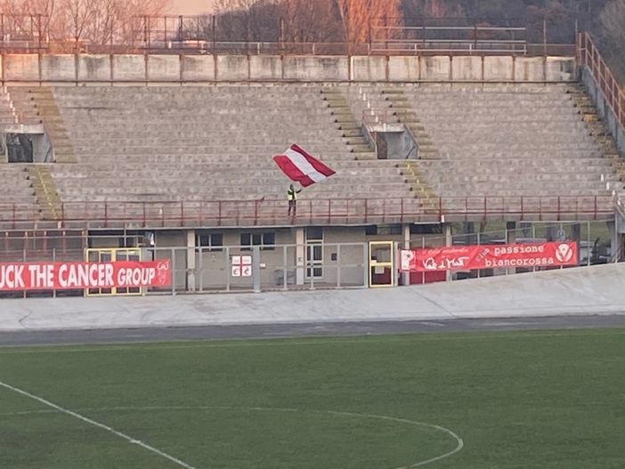 La straordinaria immagine dell'unico e singolo varesino che sbandiera nei distinti a fine gara