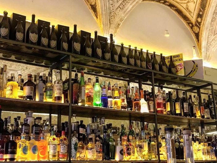 Coronavirus, via libera alla riapertura dei bar dopo le 18, ma solo con servizio al tavolo