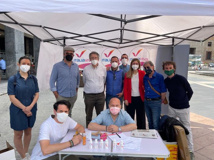 Italia Viva in piazza Monte Grappa: «Finalmente incontriamo i varesini»