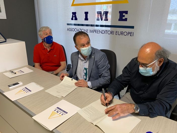 Il momento della firma tra i rappresentanti Aime e UGL