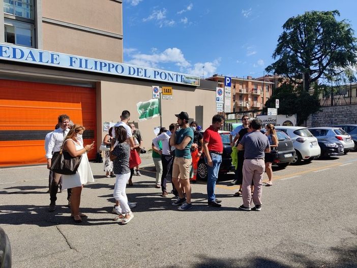 «Monti e la destra non dicono la verità». A Varese continua la campagna elettorale della sosta ospedaliera