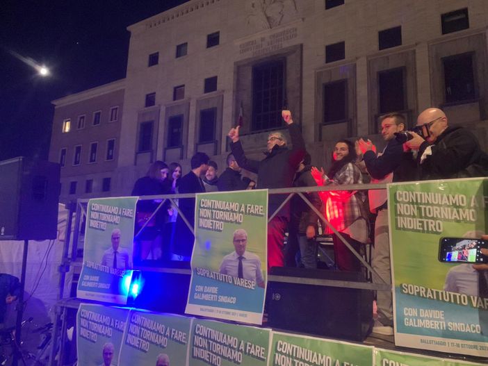 VIDEO - Galimberti chiude in piazza Monte Grappa: «Varese non deve tornare indietro. Martedì mattina noi al lavoro»