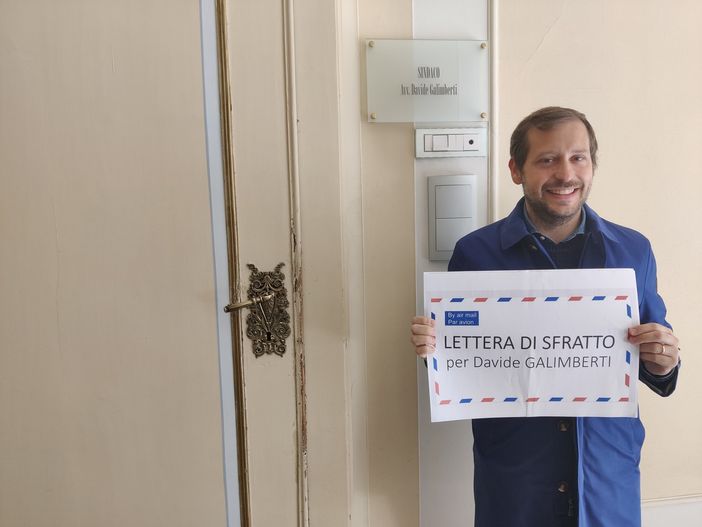 Il video di Monti che porta la lettera di sfratto a Galimberti: «Violati i principi e trasparenza e par condicio»