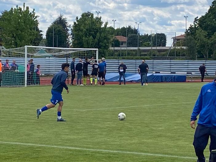 Si scava per garantire l'altezza regolare delle porte sul campo di Carate Brianza prima della finale play out