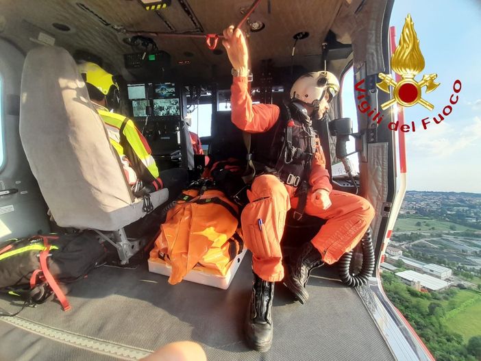 Carabiniere scomparso in Brianza, anche l'elicottero dei vigili del fuoco di Malpensa partecipa alla ricerche Carabiniere scomparso in Brianza, anche l'elicottero dei vigili del fuoco di Malpensa partecipa alla ricerche