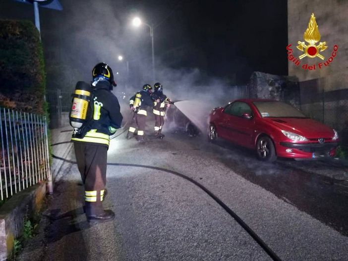 Vandali e piromani contro le auto a Luino: tre persone identificate Vandali e piromani contro le auto a Luino: tre persone identificate
