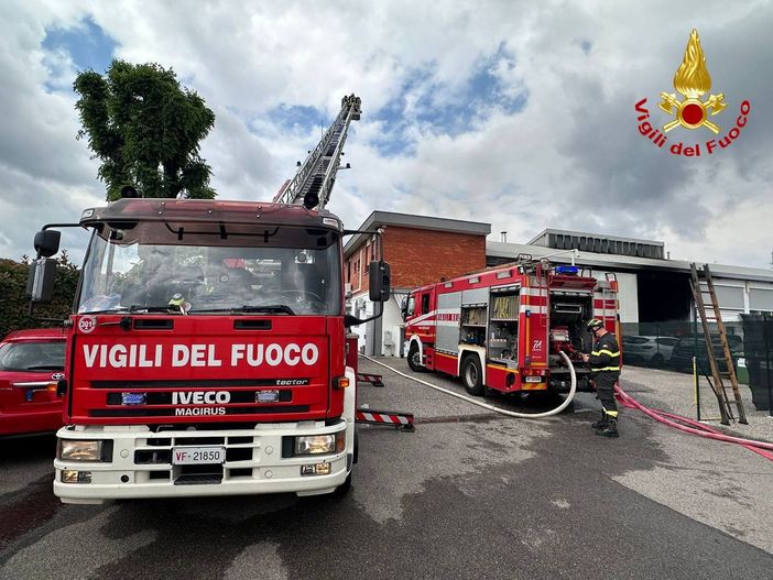 Fiamme in un'officina di Ceriano Laghetto. Incendio e colonna di fumo visibile dal Varesotto